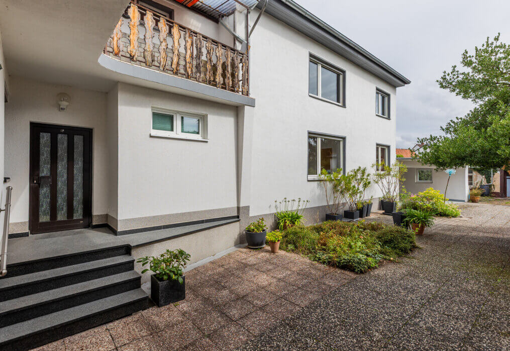 Neu im Verkauf: Zwei-Familien-Haus mit Dachterrasse, Nebengebäude und vielen Möglichkeiten im Herzen von Pfungstadt