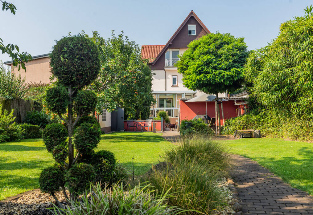 Neu im Verkauf: Modernes Zweifamilienhaus mit riesigem Garten in Dornheim